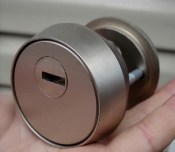 Конструкция и особенности броненакладок дверного замка